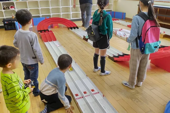 ミニ四駆コースで遊ぶ様子